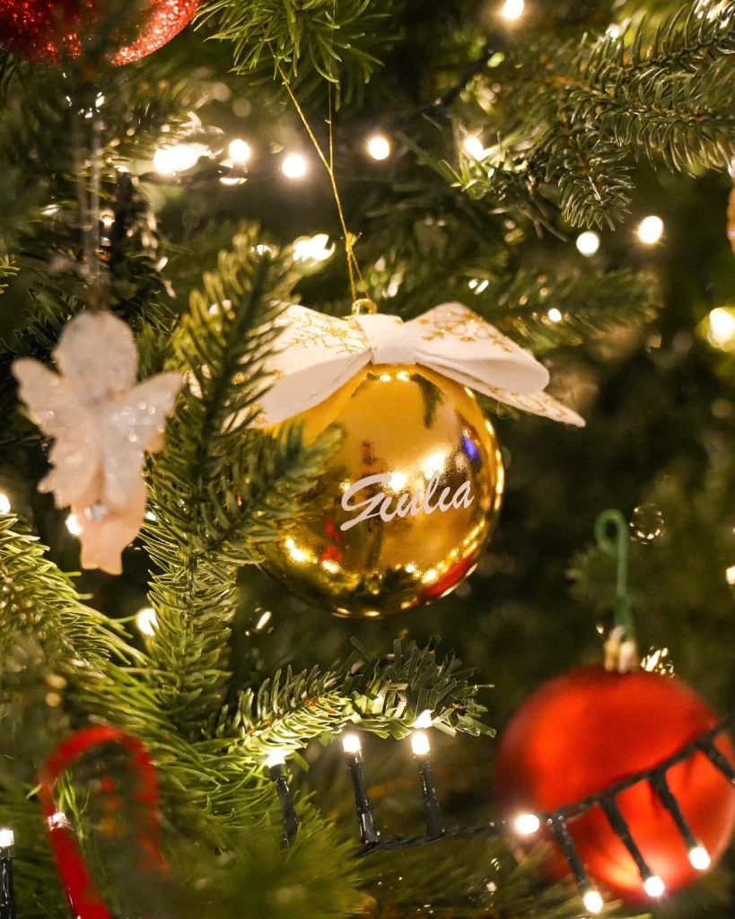 Albero di Natale con pallina dorata personalizzata Giulia