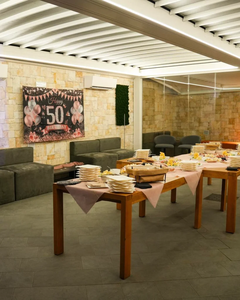 Allestimento per festa di compleanno con buffet nella veranda di Dimora Giulia