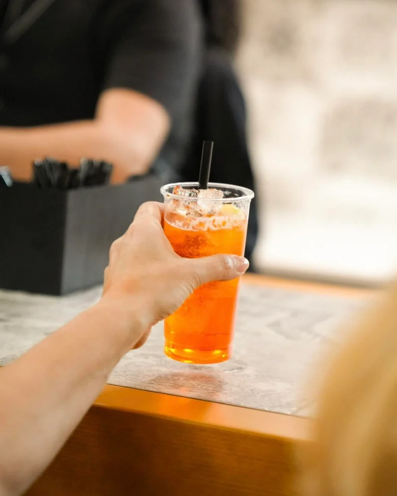 Spritz arancione servito sul bancone del bar di Dimora Giulia