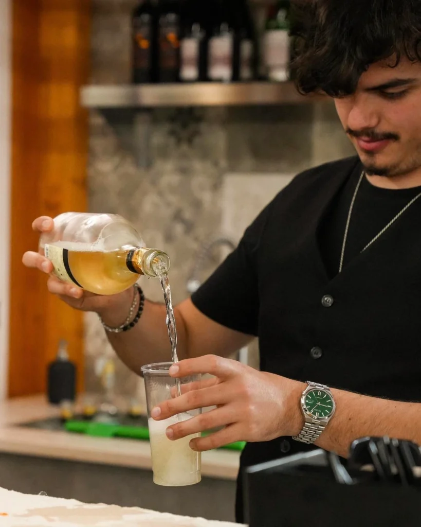 Barman versa vino bianco in un bicchiere al bar di Dimora Giulia