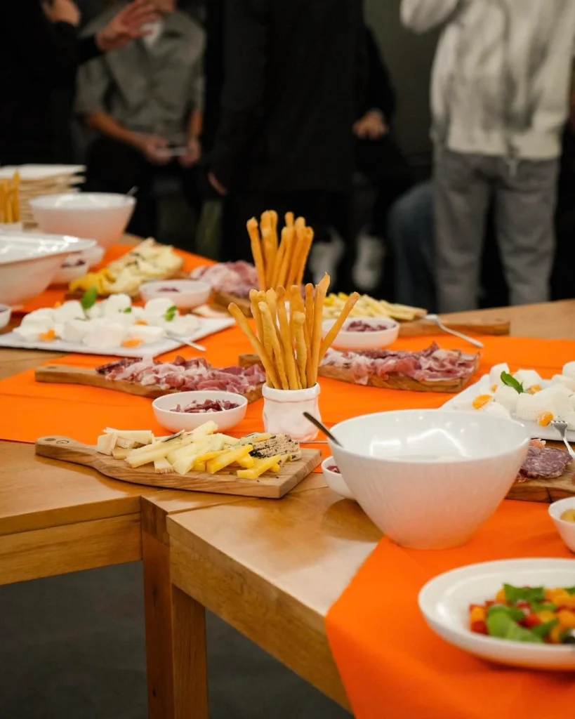 Buffet con grissini, taglieri e formaggi per un evento privato a Bari