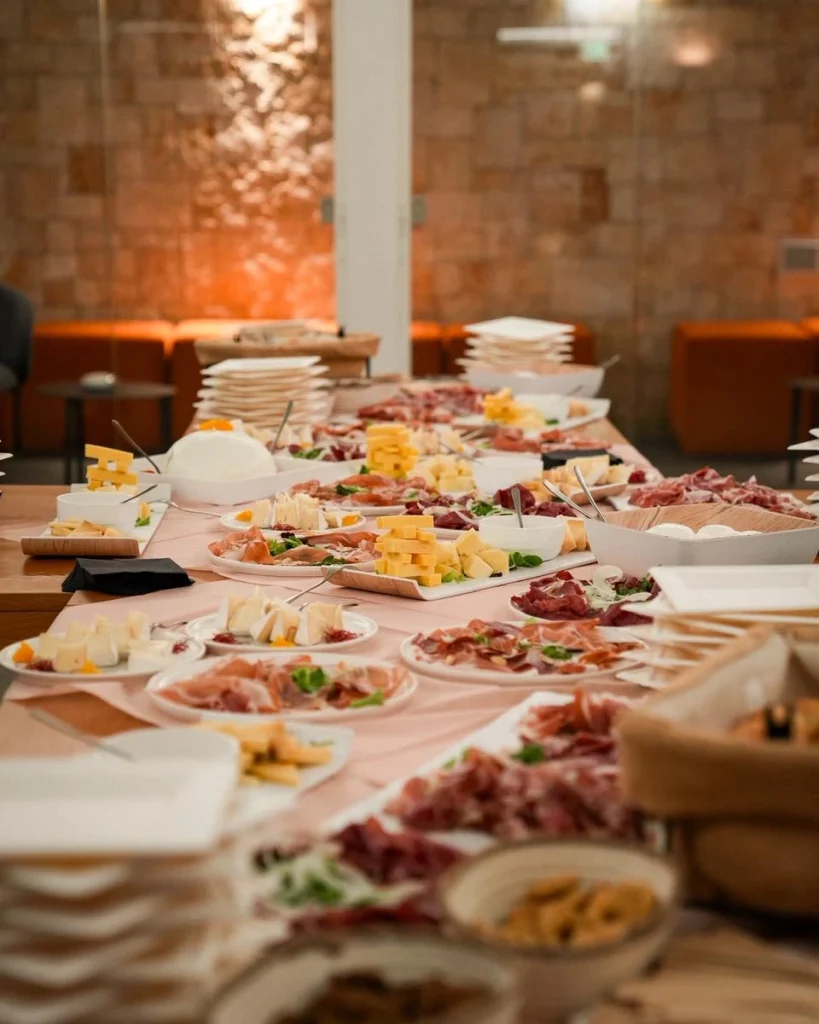 Tavolo buffet con salumi e formaggi nella sala eventi di Dimora Giulia