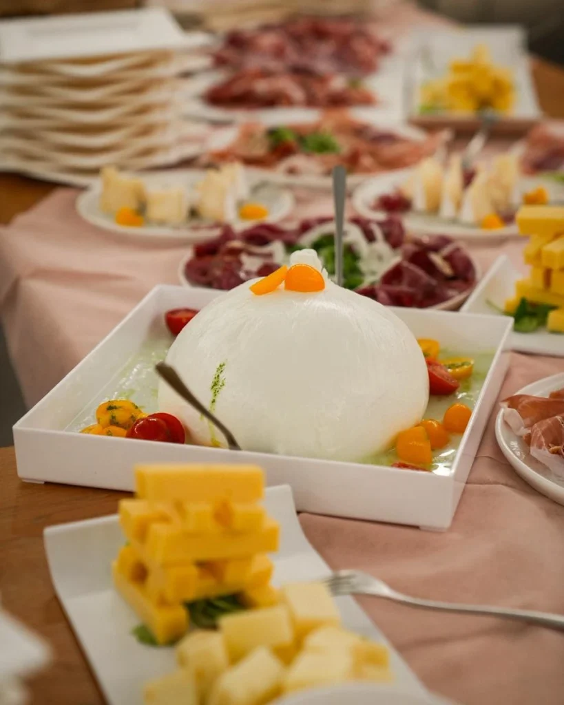 Burrata, formaggi e salumi sul buffet di un evento a Dimora Giulia