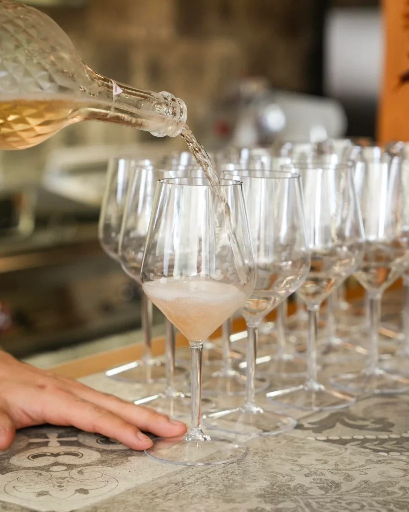 Calici di vino spumante riempiti per un brindisi a Dimora Giulia