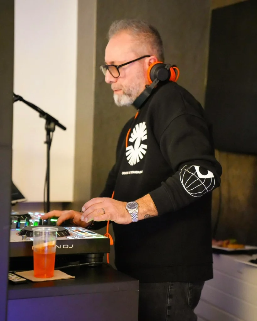DJ al mixer durante un evento privato a Dimora Giulia, Bari
