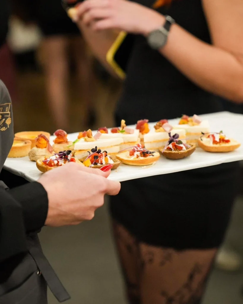 Vassoio di finger food per l'aperitivo durante un evento a Bari