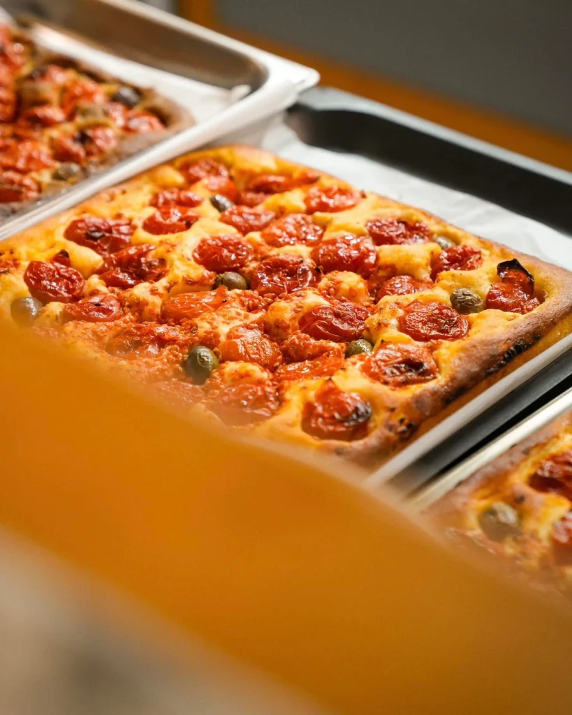Focaccia con pomodorini e olive per il buffet di Dimora Giulia