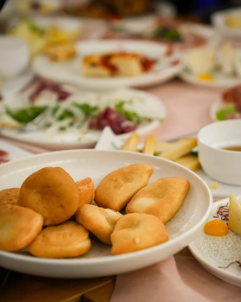 Panzerotti fritti serviti nel buffet di un evento a Dimora Giulia, Bari