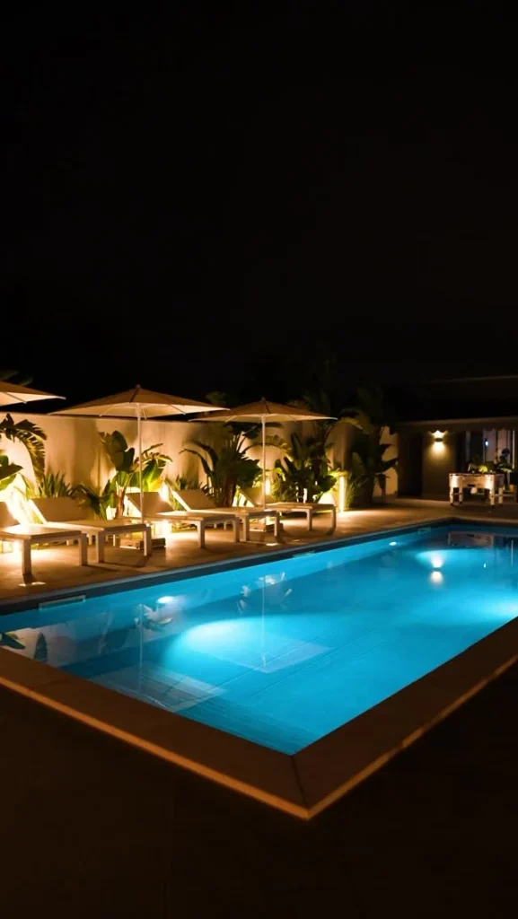 Veduta notturna della piscina illuminata di Dimora Giulia a Bari