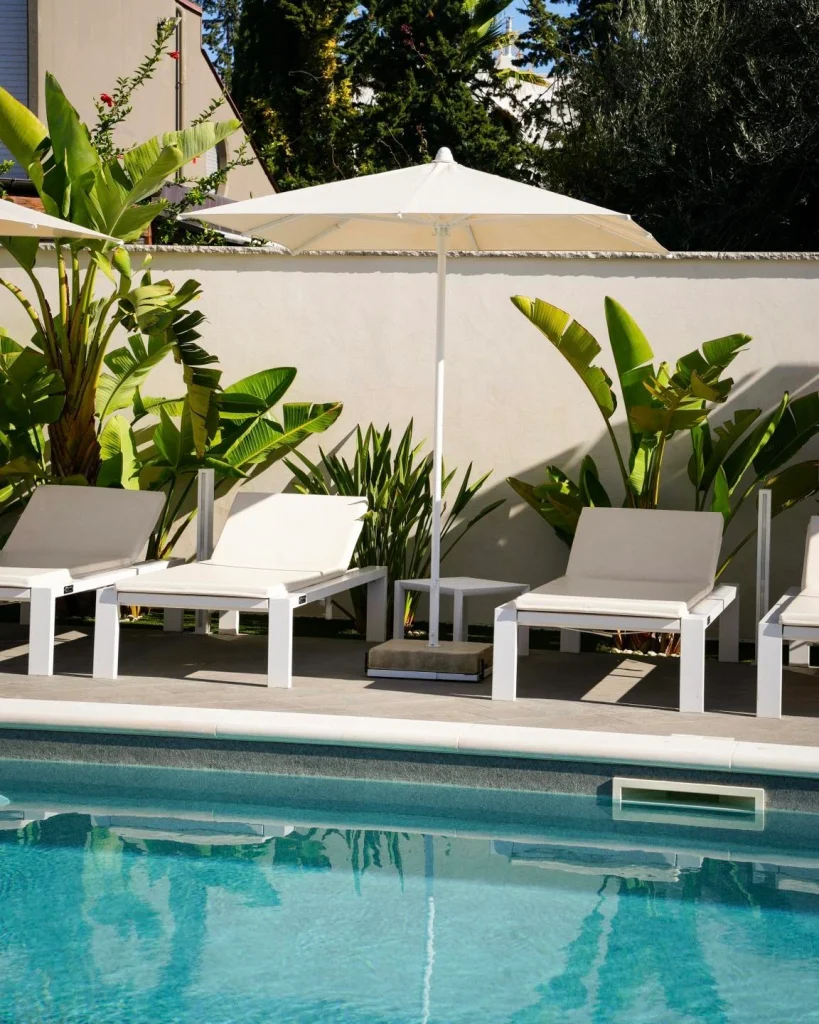 Piscina e lettini nel giardino di Dimora Giulia a Bari