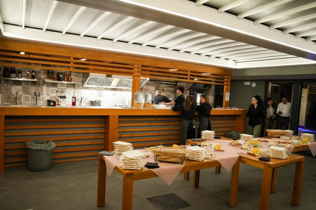 Sala eventi con cucina a vista e tavolo buffet a Dimora Giulia, Bari