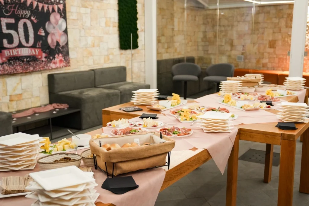 Sala per feste di compleanno con buffet allestito a Dimora Giulia, Bari