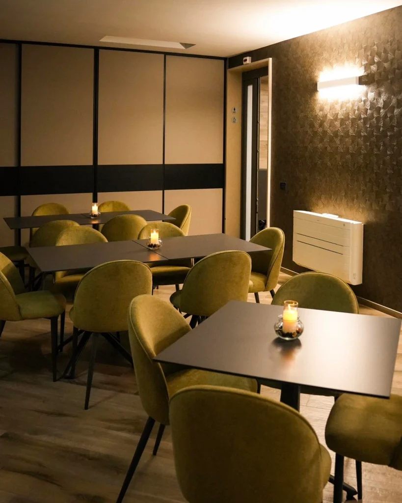 Sala per meeting aziendali con tavoli e sedute verdi a Dimora Giulia, Bari