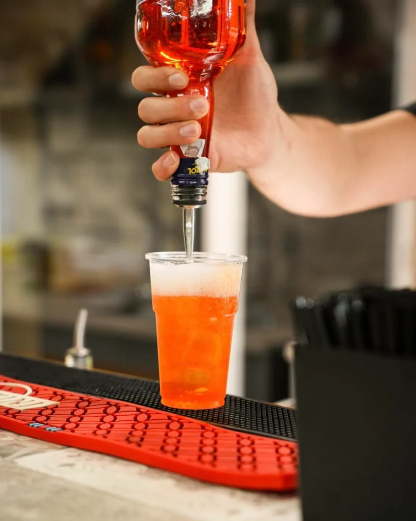 Preparazione di uno spritz con Aperol al bar di Dimora Giulia