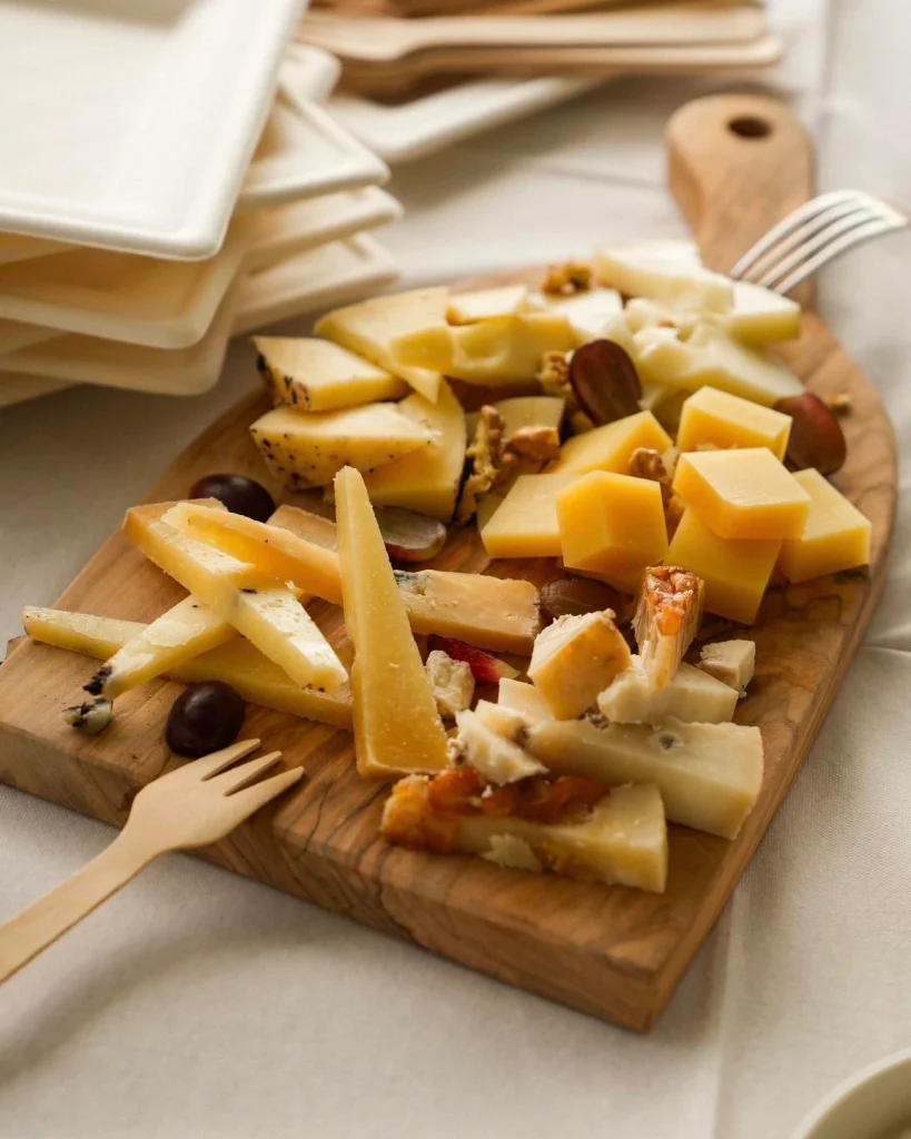 Tagliere di formaggi stagionati con uva e noci per il buffet