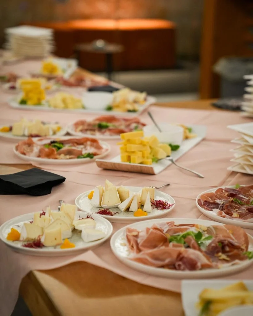 Tavolo buffet con formaggi e prosciutto per eventi privati a Bari